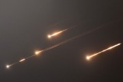事业古义伊朗以导弹齐射回应以色列的大规模袭击
