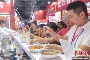 事业古义“嗦粉”经济火热 中国多地“食力”出圈